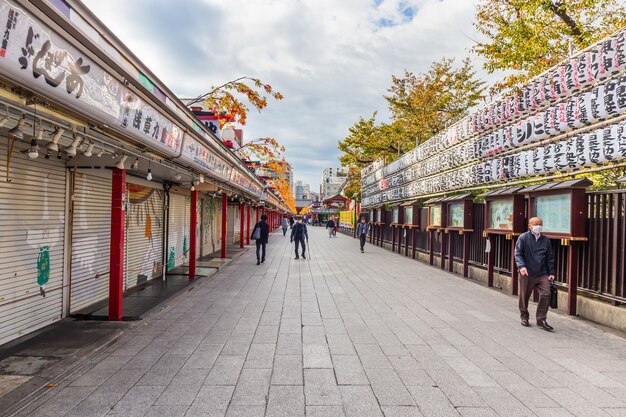 Photo asakusa tokyo japan november 13 2023 the walkway to sensoji temple in asakusa has many shops on both sides in the morning