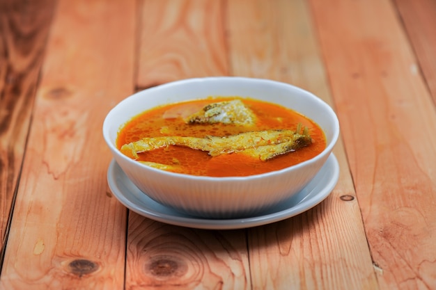 Asam Pedas 또는 일반적으로 말레이시아에서 인기 있는 생선으로 요리한 매운 매운 사워 카레로 번역