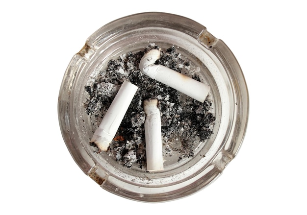 Asbak met uitgebrande sigaretten