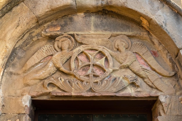 Foto bassorilievo dell'ascensione della croce sopra l'ingresso meridionale del monastero di jvari in georgia