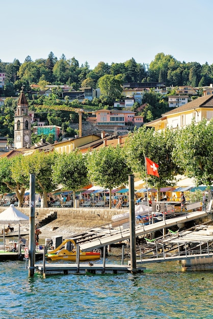 Ascona, Zwitserland - 23 augustus 2016: Luxe resort in Ascona aan het Lago Maggiore van het kanton Ticino, Zwitserland. Mensen op de achtergrond