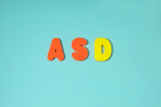 ASD、青の背景に色文字で自閉症の概念