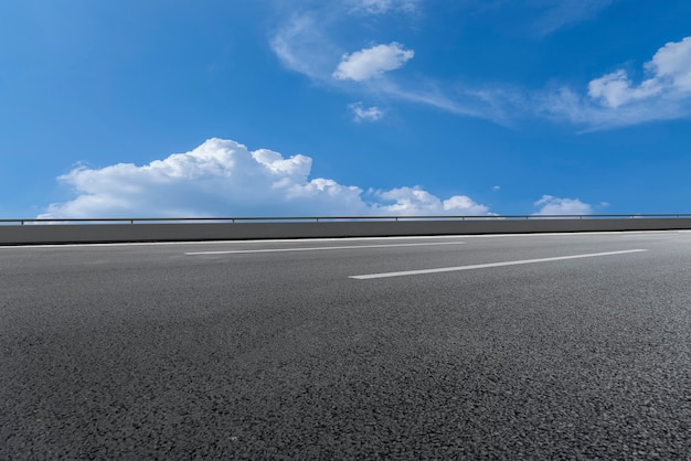 Asfalt Highway Skyline en blauwe lucht en witte wolk