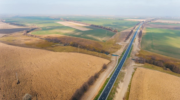 Asfalt nieuwe weg langs de velden weg gezien vanuit de lucht Luchtfoto landschap dron fotografie