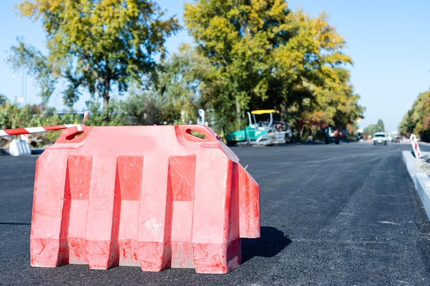 Asfalt op de weg leggen