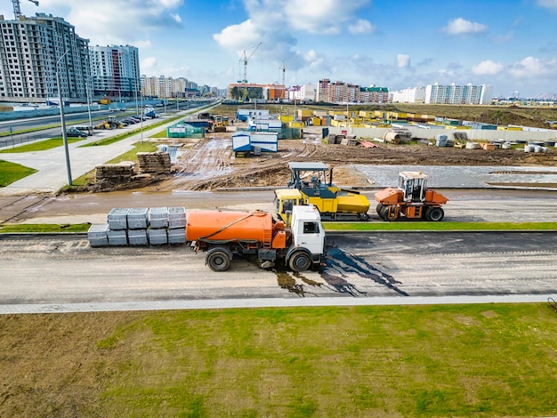 Asfaltlegapparatuur Asfaltafwerkmachine op de wegreparatieplaats Wegvernieuwingsproces bouwwerkzaamheden Bovenaanzicht Dronefotografie