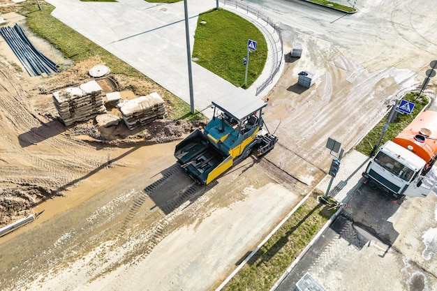Asfaltlegapparatuur Asfaltafwerkmachine op de wegreparatieplaats Wegvernieuwingsproces bouwwerkzaamheden Bovenaanzicht Dronefotografie