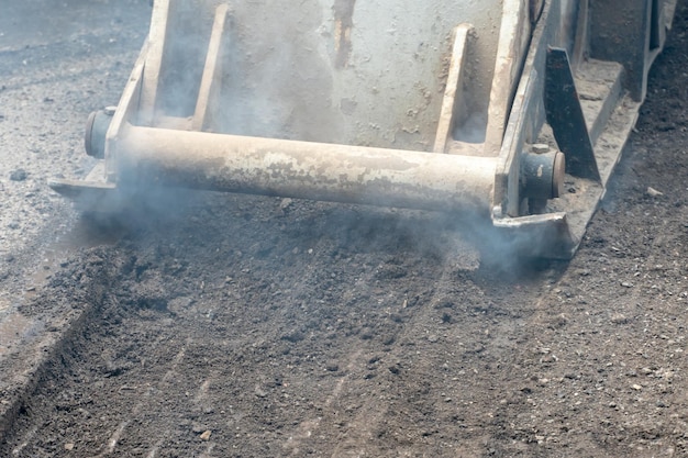 Asfaltreparatie in de stad Een team van arbeiders verandert de oude asfaltbetonverharding op snelwegen Speciale uitrusting voor het leggen van asfalt