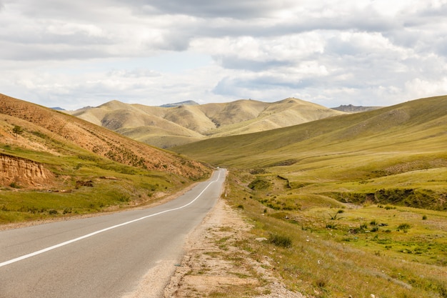 Asfaltweg Darkhan-Ulaanbaatar in Mongolië