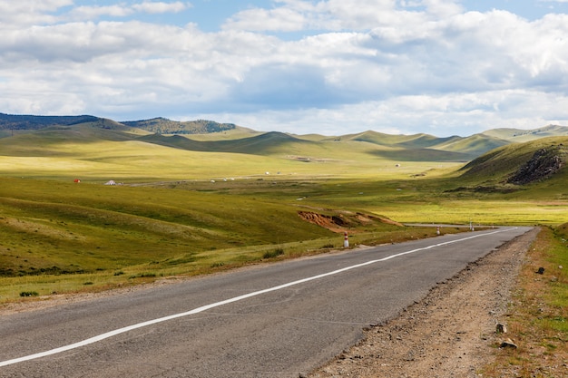 Asfaltweg Darkhan-Ulaanbaatar in Mongolië