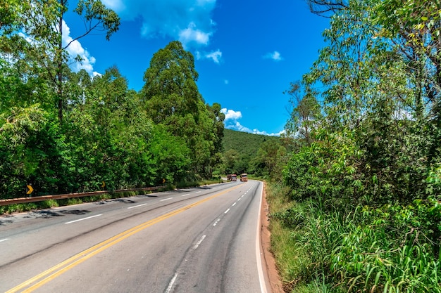 Asfaltweg in de Braziliaanse natuur in Zuid-Amerika