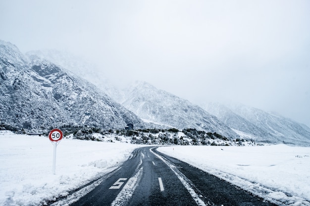 Asfaltweg in de winter met mistige toestand.