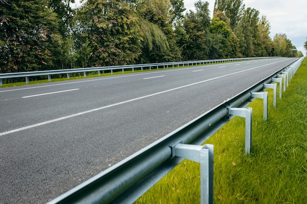 Asfaltweg met witte markeringen achtergrond