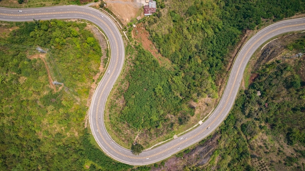 Asfaltweg op de heuvel in Phetchabun-provincie, Thailand. Luchtfoto van vliegende drone.