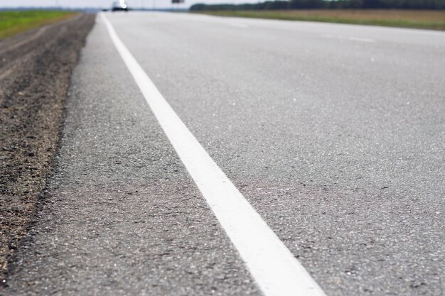 asfaltweg op het platteland met ongerichte auto