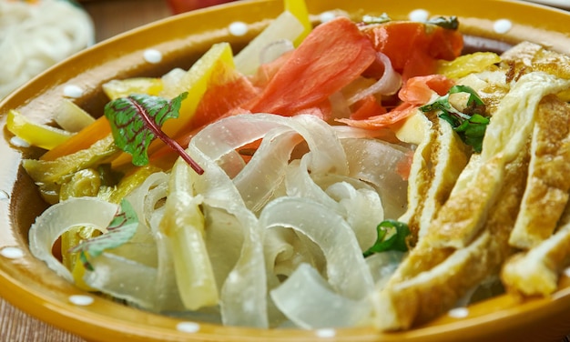 Ashlyamfu、でんぷん麺、キルギス料理、伝統的な盛り合わせ料理、上面図。