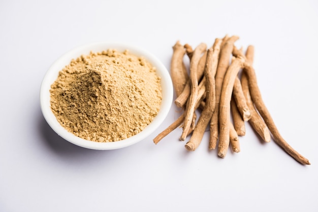 Ashwagandha of Aswaganda OF Indiase Ginseng is een Ayurveda-medicijn in stengel- en poedervorm. Geïsoleerd op effen achtergrond. selectieve focus