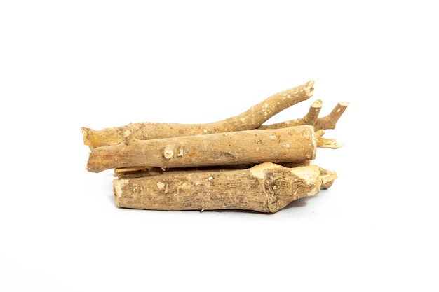 Ashwagandha of aswaganda of Indiase ginseng is een Ayurveda-medicijn in stengel geïsoleerde effen achtergrond