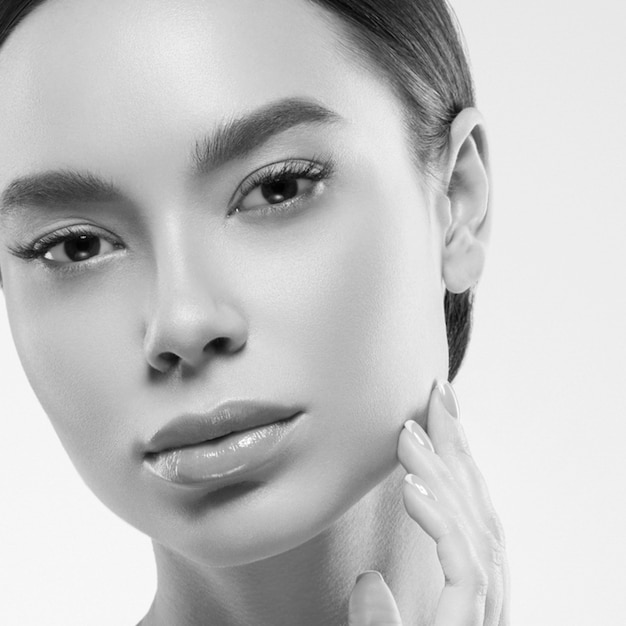 사진 아시아 미인 여성의 건강한 피부는 깨끗하고 신선한 피부 스파를 제공합니다. 스튜디오 촬영. 단색화. 회색. 검정색과 흰색.