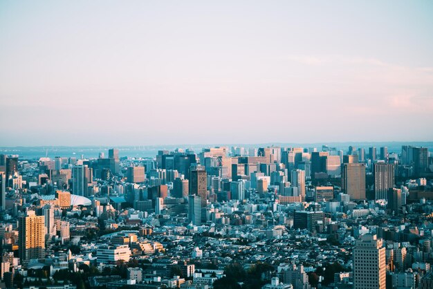 不動産と企業建設のためのアジア ビジネス コンセプト東京浜松町の青空の下のパノラマ都市スカイライン空撮