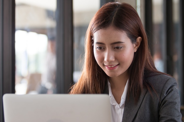 Donna di affari dell'asia che lavora in un caffè