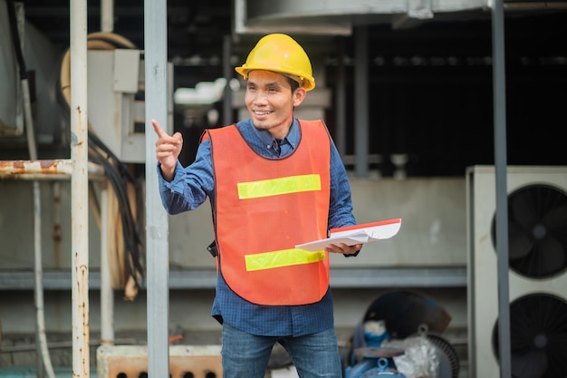 Asia engineer staande pose zelfverzekerde aziatische man-ingenieur werkt in industriële fabrieksproductie