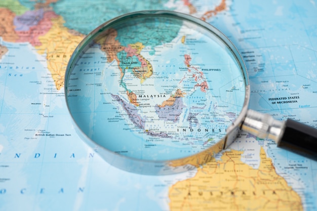 Photo asia, magnifying glass close up with colorful world map