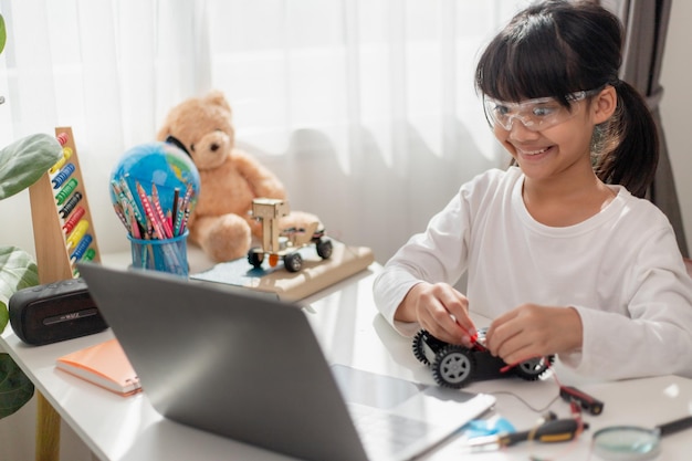 Keseruan Pembelajaran Daring Dengan Project-Based Learning siswa sedang melakukan project STEAM robot