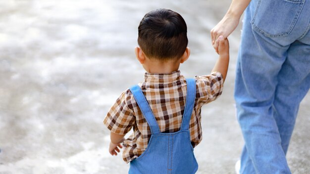 屋外で遊ぶアジア幼児男の子子供