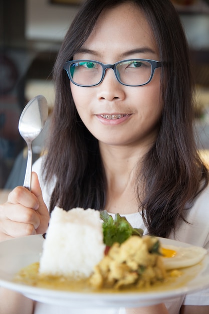 アジアの女性はタイ料理を保持します。