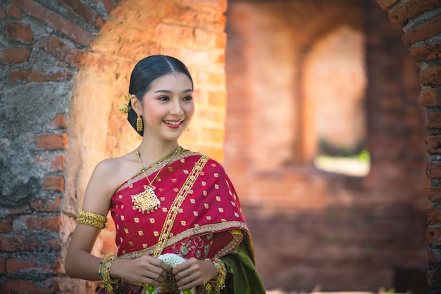 태국 전통 드레스를 입고 아시아 여자