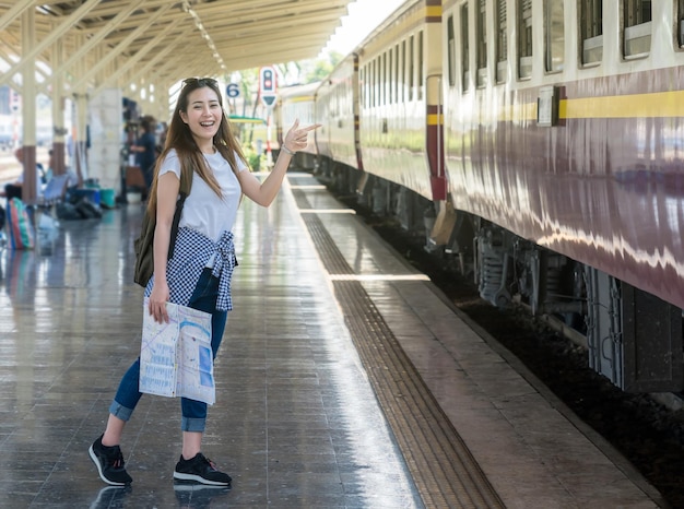 Photo asia woman traveller feeling happiness and greeting her friend before go to travel