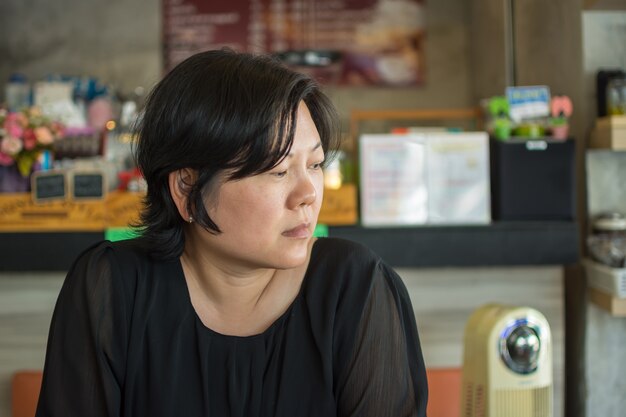 커피 숍에서 생각하는 아시아 여성