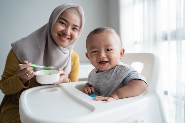 Neonato asiatico che sorride alla macchina fotografica