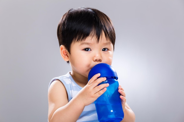 アジアの赤ちゃんの飲み水