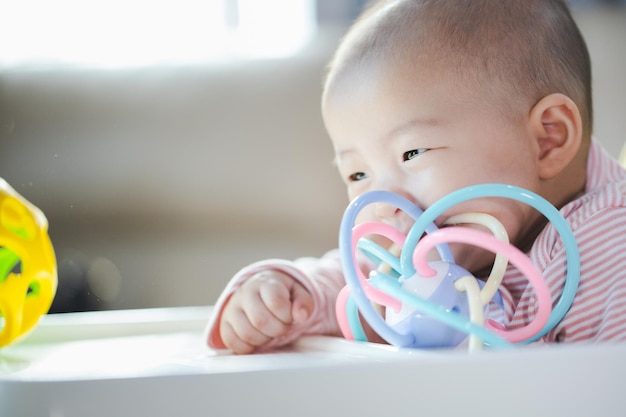 Photo asian baby happy in the roomasian baby girl lying down on bed