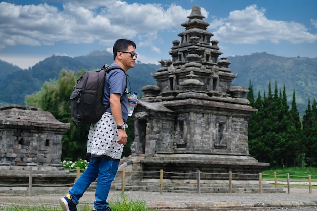 Азиатский турист посещает буддийский храм Канди Арджуна Арджуна на плато Диенг Вонособо