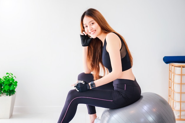 Азиатская красивая счастливая женщина в спортивной одежде