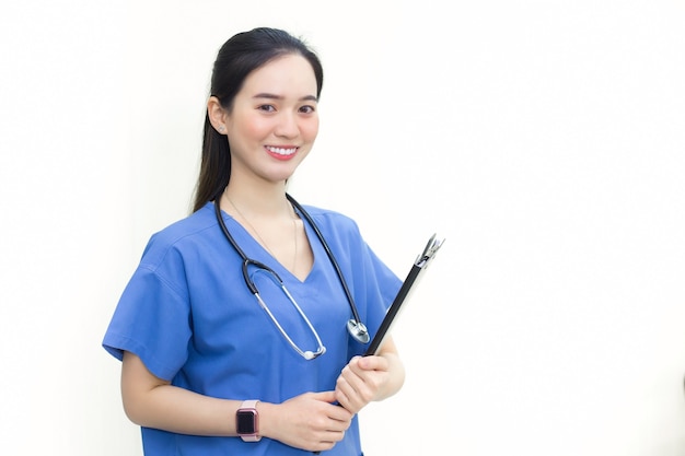 Asiatico bella donna medico in piedi sorridente in una camicia da laboratorio blu tenendo i documenti del paziente patient