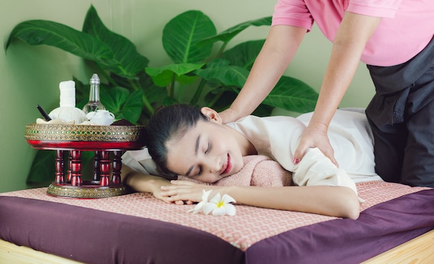 Азиатская красивая женщина Получить массаж и спа. Специалисты по массажу