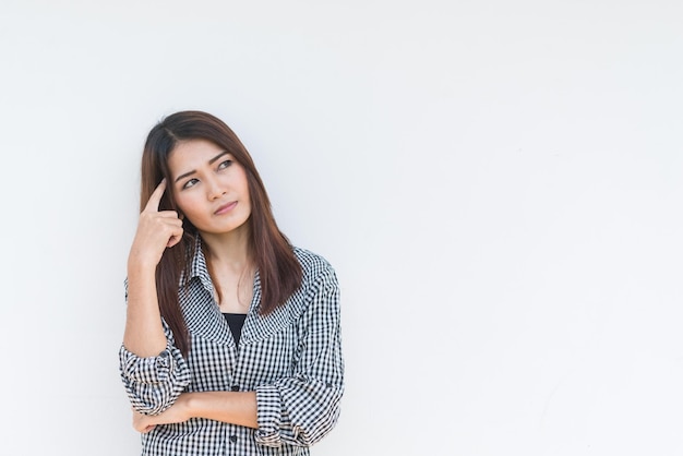 La bella donna asiatica non ha idee per il concetto di donna di lavoro in thailandia