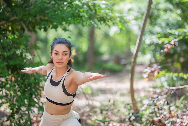 写真 アジアの美しい女性が公園でヨガをするタイの人々は健康が大好きです強い体のための運動