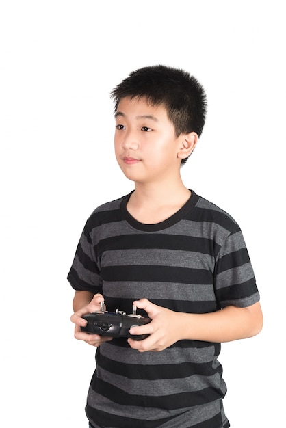 Азиатский мальчик держит радио пульт дистанционного управления для вертолета, беспилотный самолет или самолет