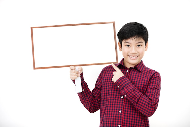 Азиатский мальчик улыбается и рука пустой доске.