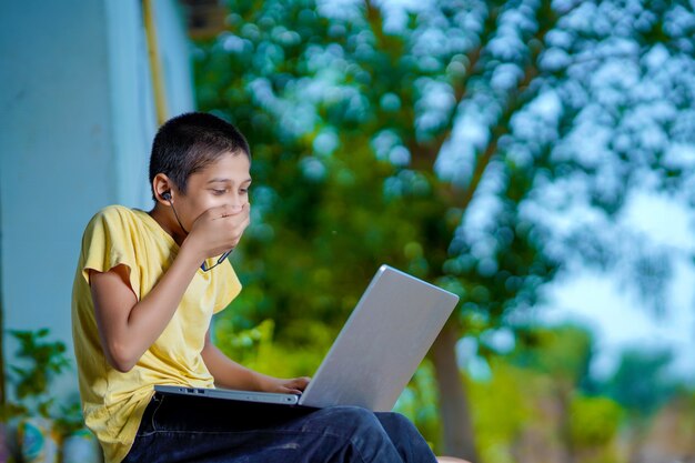 가정 격리 중에 온라인 연구 홈 스쿨링을 위해 랩톱 컴퓨터를 사용하는 아시아 소년. 홈 스쿨링, 온라인 학습, 가정 격리, 온라인 학습, 코로나 바이러스 또는 교육 기술 개념