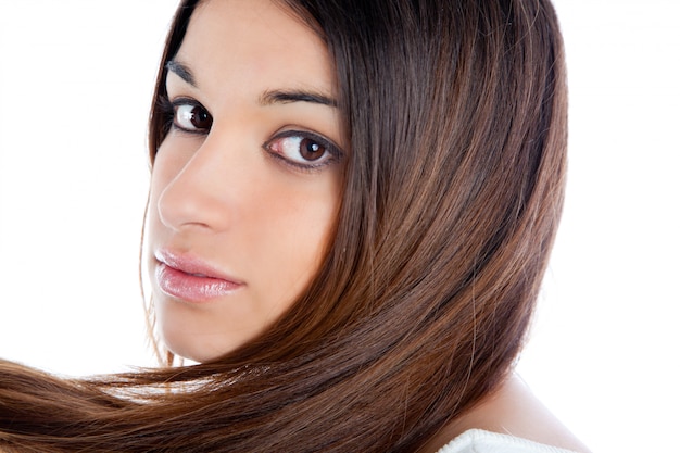 Donna indiana bruna asiatica con il primo piano di capelli lunghi