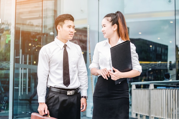 Coppie asiatiche di affari che si incontrano all'aperto dopo il lavoro