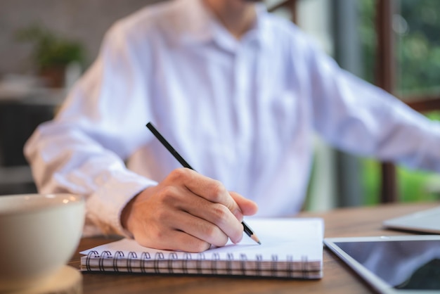 Uomo d'affari asiatico uomo d'affari freelance che lavora nello spazio di coworking o in un bar