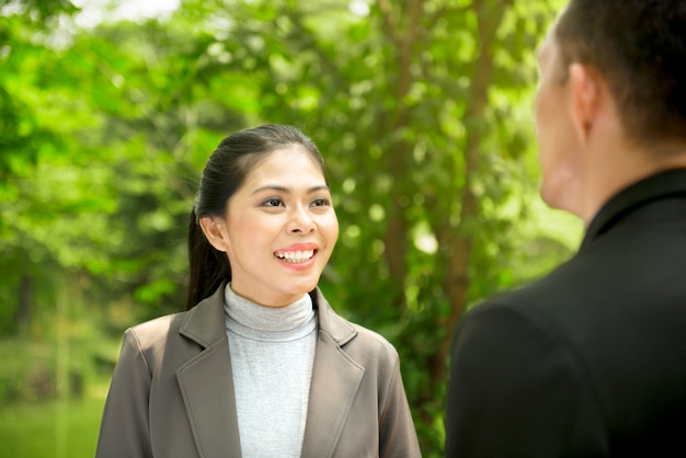 Gente di affari asiatica che discute piano di lavoro ad all'aperto