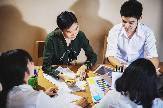 Gente di affari asiatica che lavora insieme sul progetto e sul brainstorming in ufficio alla notte